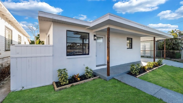 view of front of property featuring a front lawn