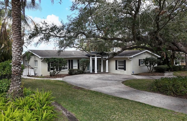 ranch-style home featuring a front lawn