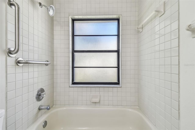 bathroom featuring tiled shower / bath