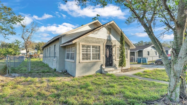 bungalow featuring a front yard