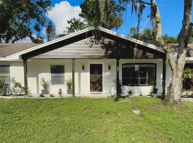 single story home with a front yard