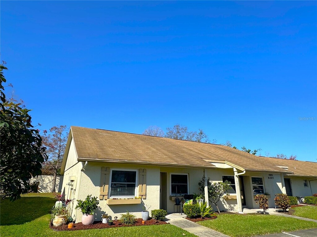 view of front facade with a front lawn