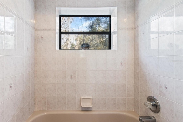 bathroom with tiled shower / bath combo