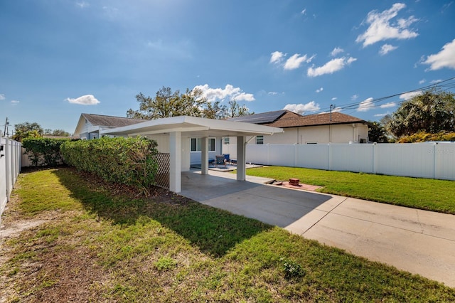 view of front of property featuring a front yard