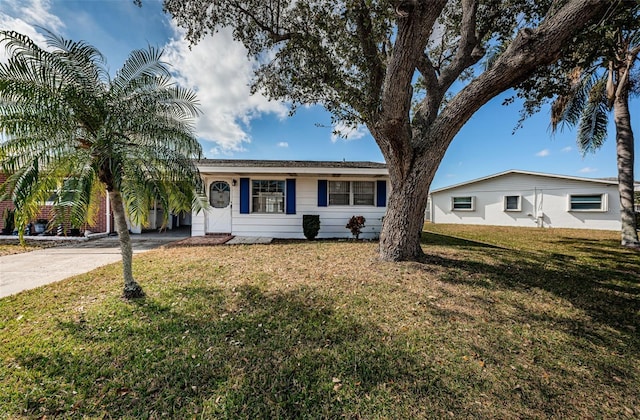 single story home with a front lawn, driveway, and a carport