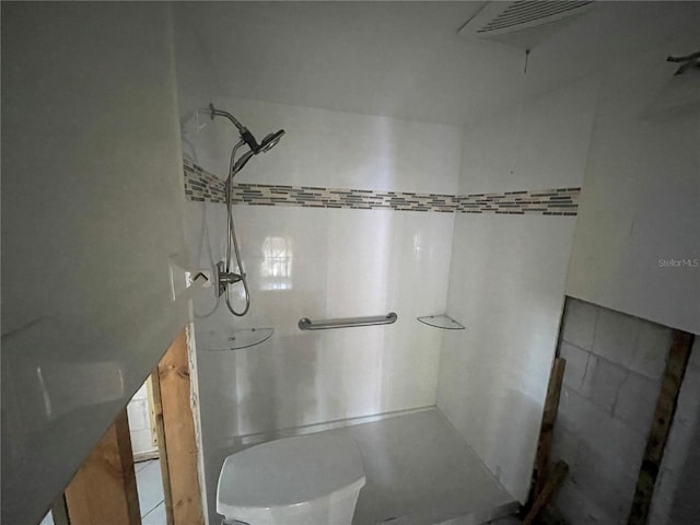 bathroom featuring a tile shower