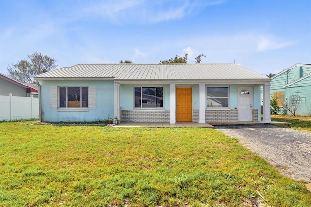 view of front of house with a front lawn