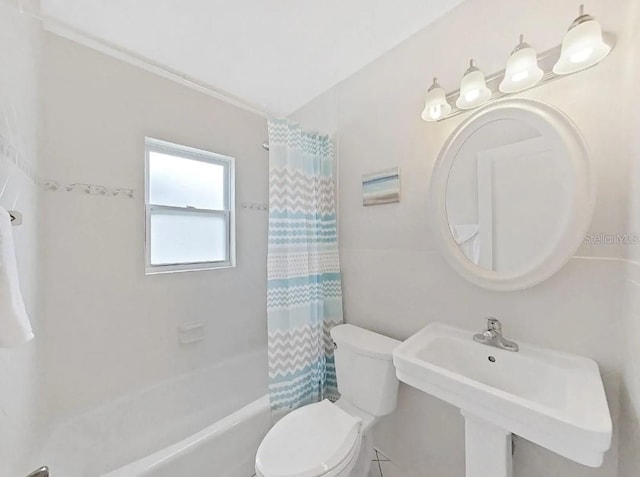 full bathroom featuring toilet, sink, and shower / bath combo