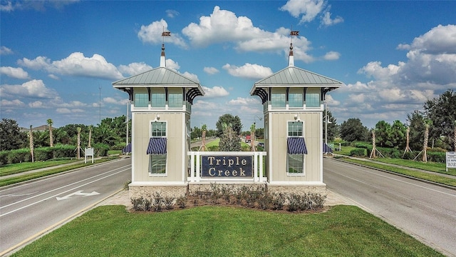 view of property's community featuring a yard