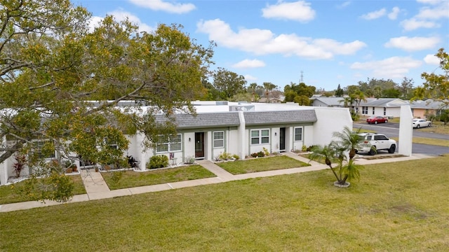 view of front of property featuring a front yard