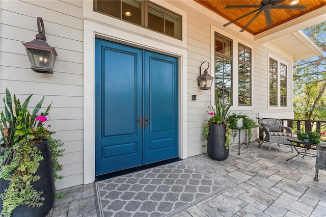 property entrance with ceiling fan and a porch