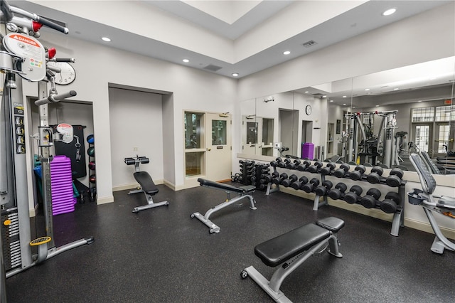 workout area with baseboards, visible vents, and recessed lighting