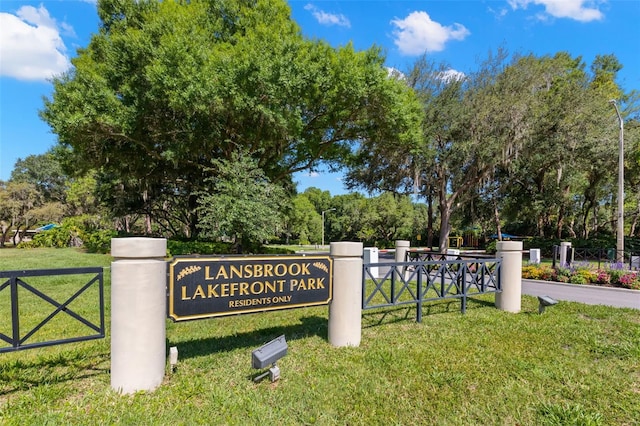 community / neighborhood sign featuring a yard