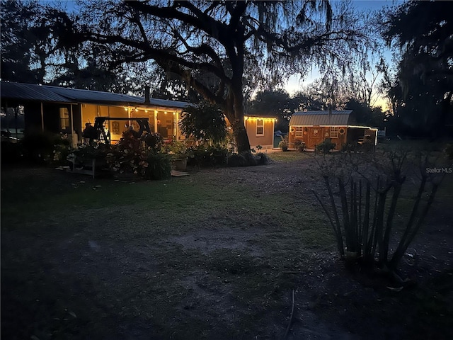 view of yard at dusk