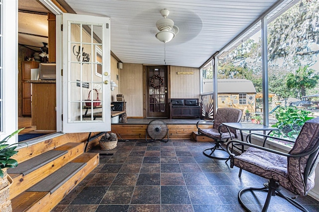 sunroom with ceiling fan