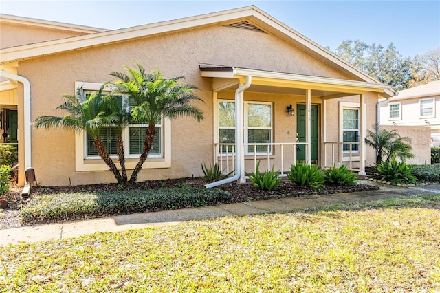 view of front of house featuring a front lawn