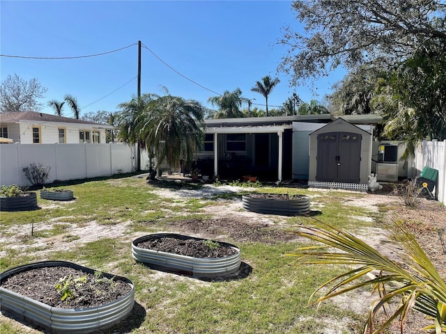 view of yard featuring a storage shed