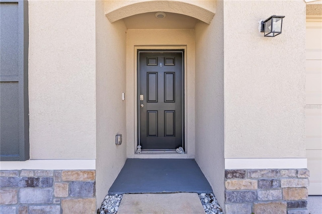 entrance to property with stucco siding