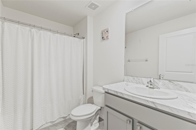 full bath with toilet, visible vents, a shower with shower curtain, and vanity