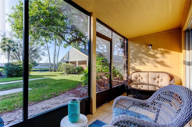 sunroom with lofted ceiling