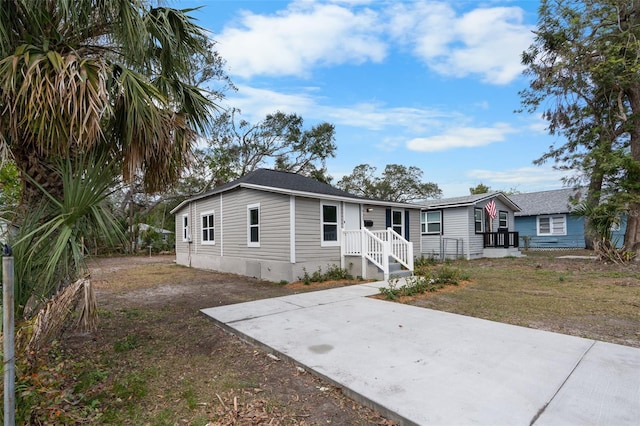 view of front of property with a front yard