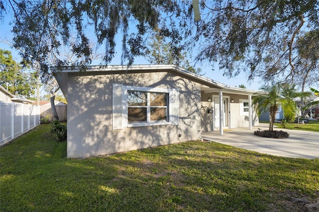 view of front of home with a patio and a front lawn