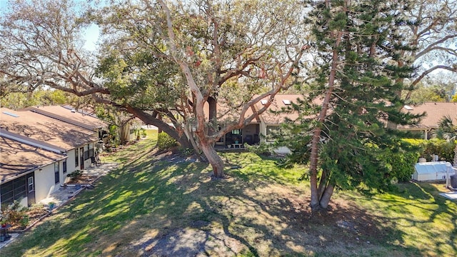 view of yard with an outdoor structure