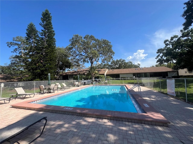 2606 Oak Cir, Tarpon Springs, FL 34689 - community pool with a patio
