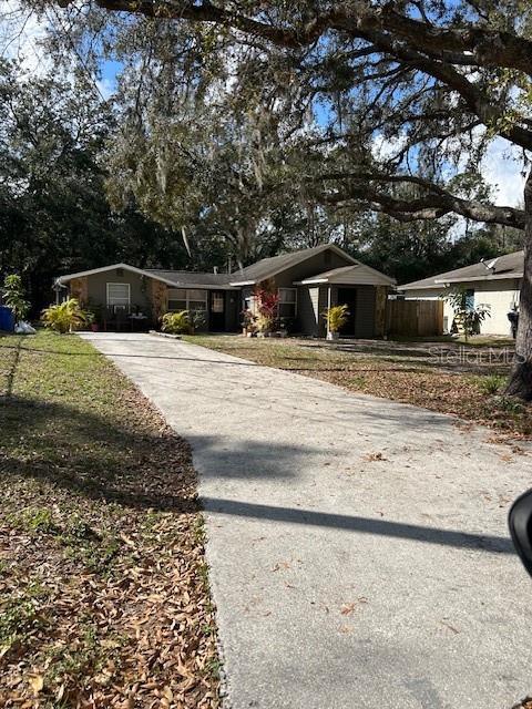 view of front facade with concrete driveway