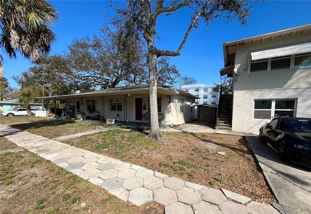 view of front of house with a front lawn and covered porch