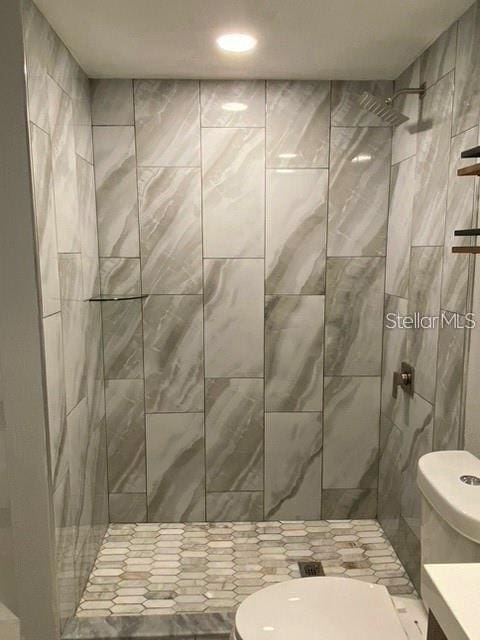 1829 10th St N, Saint Petersburg, FL 33704 - bathroom with tiled shower and toilet