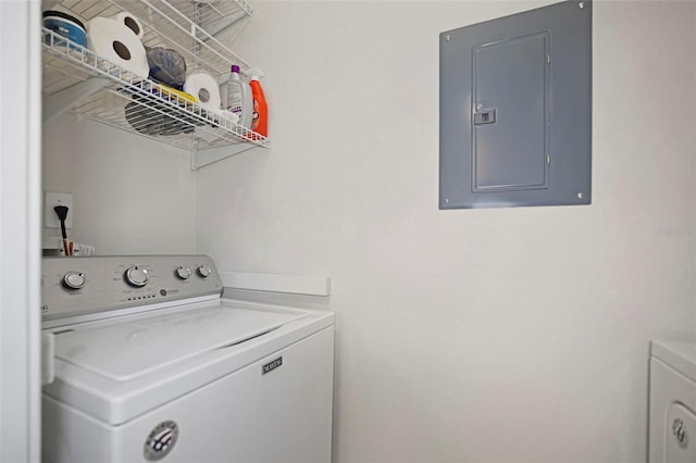 laundry room featuring electric panel and independent washer and dryer