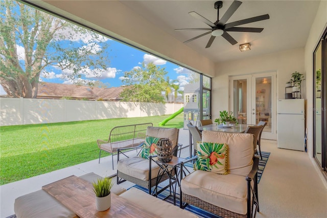 view of patio featuring ceiling fan, a fenced backyard, and outdoor dining space