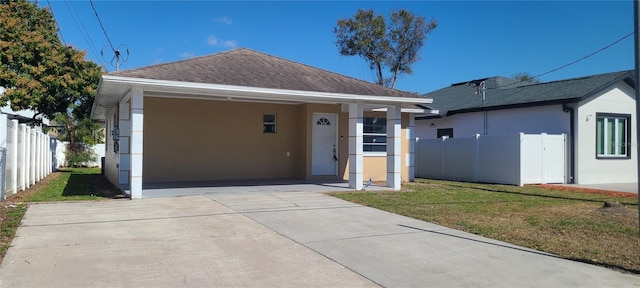 view of front facade with a front lawn