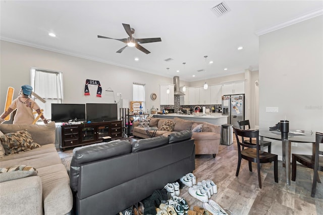 living area with ceiling fan, visible vents, ornamental molding, and recessed lighting