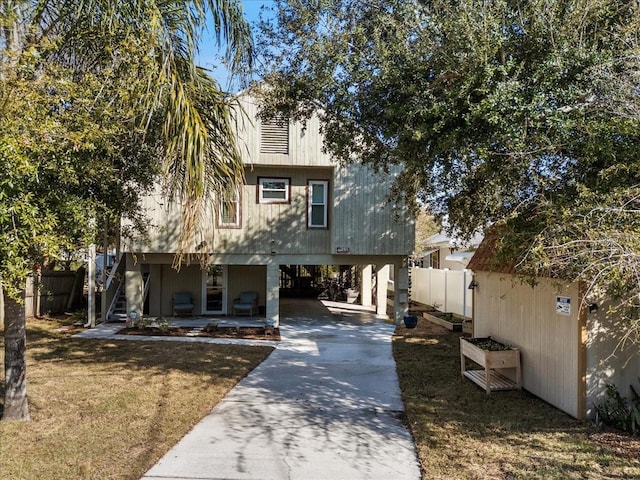 view of front of house featuring a front yard