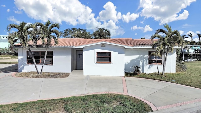 view of front of property featuring a front yard