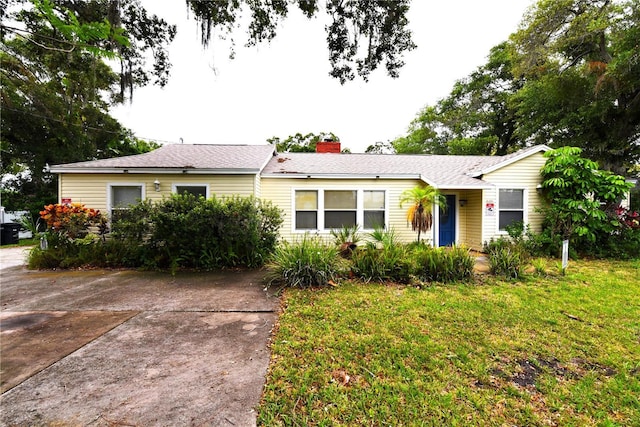 ranch-style home featuring a front lawn