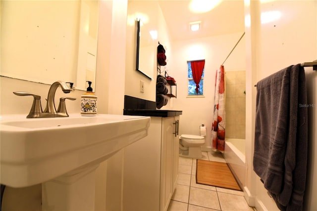 1372 Palmetto St, Clearwater, FL 33755 - bathroom with tile patterned floors, toilet, a sink, and shower / bathtub combination with curtain