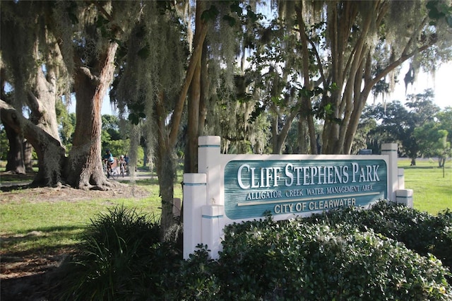 community / neighborhood sign featuring a lawn