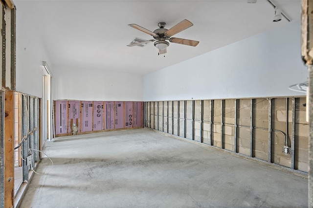 empty room featuring ceiling fan