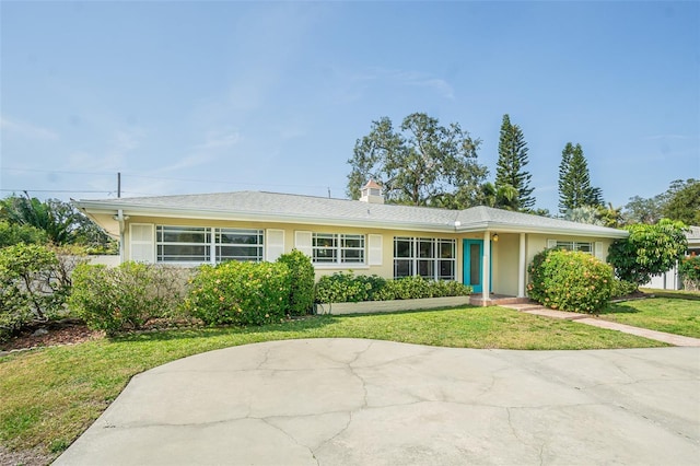 ranch-style home featuring a front lawn