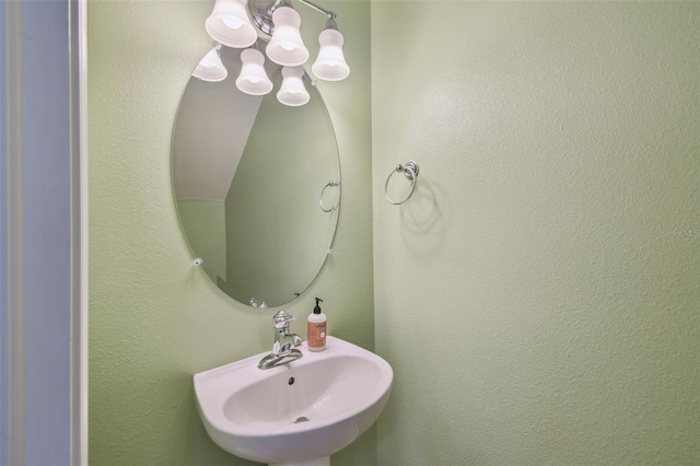 bathroom featuring a chandelier and sink