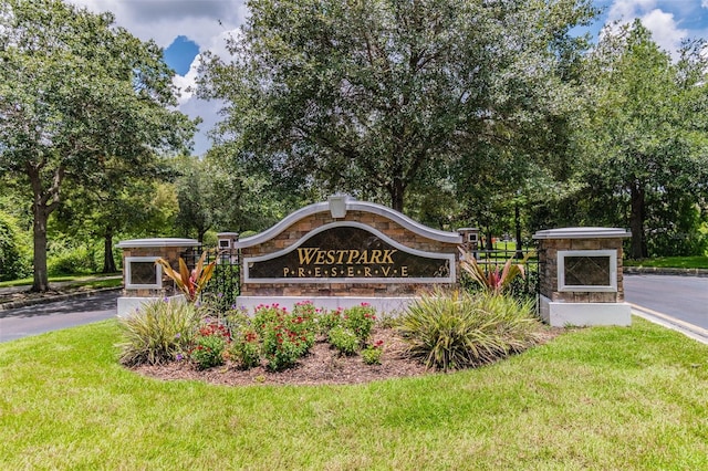 community / neighborhood sign featuring a lawn