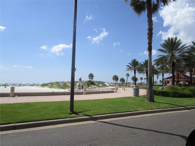 view of property's community featuring a lawn