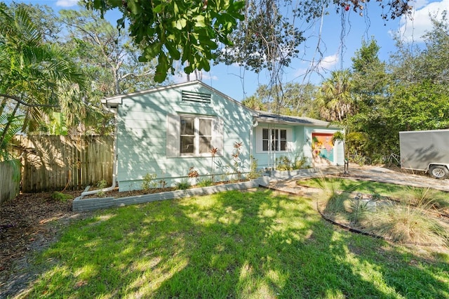 view of front of property featuring a front yard