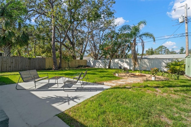 view of yard featuring a patio area