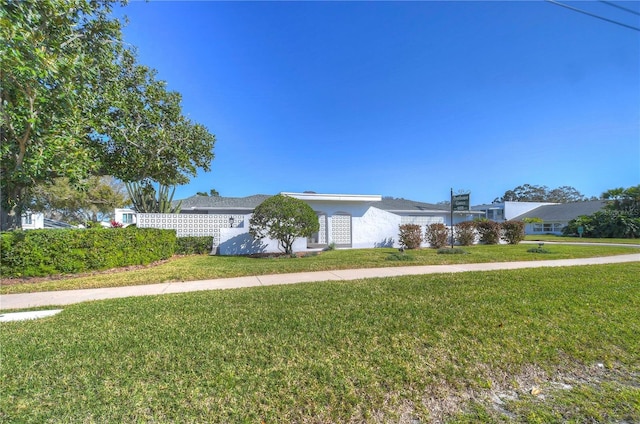 ranch-style home featuring a front lawn