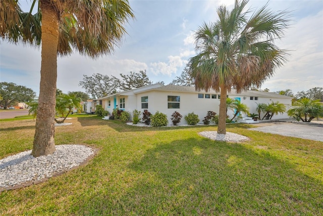 view of front facade featuring a front yard