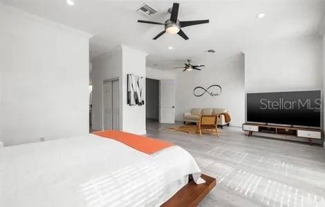 bedroom featuring ceiling fan